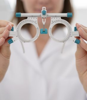 doctora-trabajando-su-clinica-oftalmologia